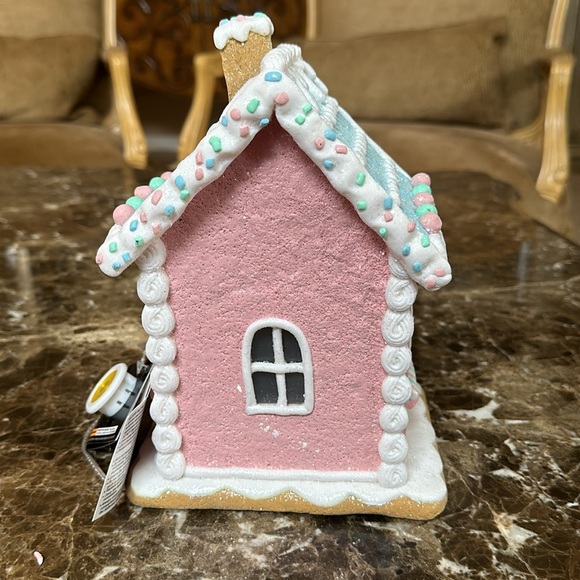 A Christmas gingerbread house that lights up. - Picture 3 of 4